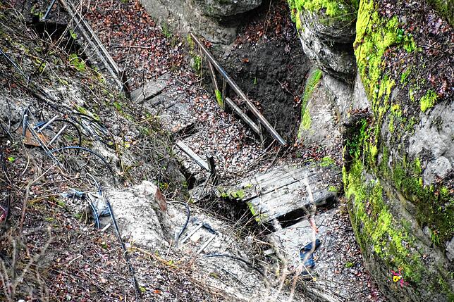 Ein Teil der alten kaputten Treppenanlage ganz unten in der Marienschlucht. Links daneben am Fels sind bereits gesetzte Ankerplatten für ...