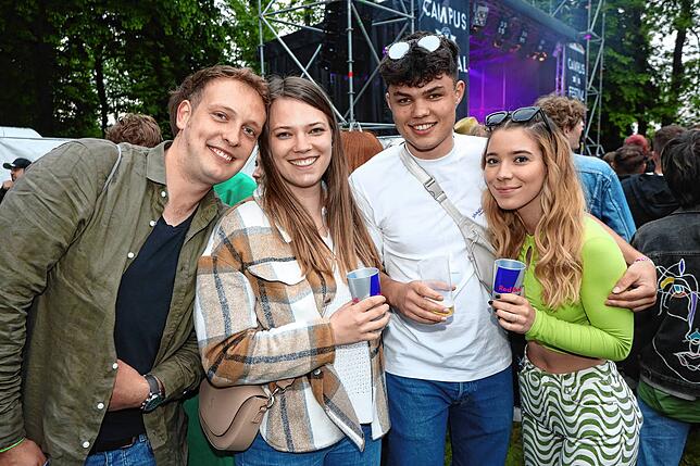 Bild 21: Los geht&lsquo;s &ndash; Fans und Mitarbeiter strömen auf das Festivalgelände