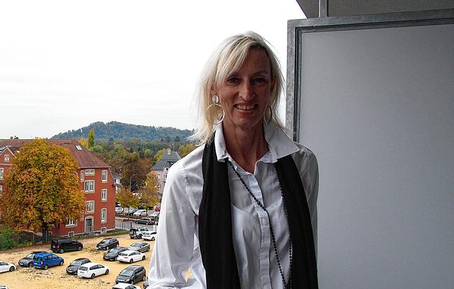 Christiane Anstötz von der Brera GmbH, die das Serviced-Apartmenthaus betreibt, auf einem der Balkone der möblierten Apartments.