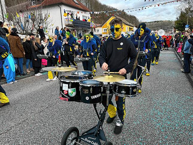 Bild 24: Narren feiern ausgelassen &ndash; Bilder vom Umzug (Teil 2)