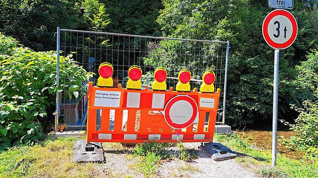 Gesperrt! Ein Schildermeer aus Durchfahrtsschildern seit August an der Wehra Brücke in Wehr-Öflingen, in der Knebelhalde.