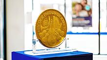 Die Volksbank Klettgau-Wutöschingen zeigt am 25. März 2025 die Goldmünze „Big Phil“.
