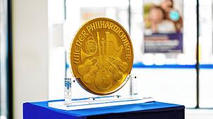 Die Volksbank Klettgau-Wutöschingen zeigt am 25. März 2025 die Goldmünze „Big Phil“.