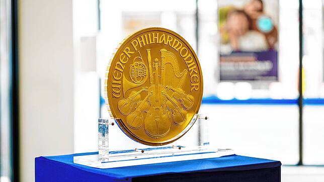 Die Volksbank Klettgau-Wutöschingen zeigt am 25. März 2025 die Goldmünze „Big Phil“.