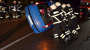 Bild : Zwei Unfälle auf B317: Einer endet mit Autoüberschlag