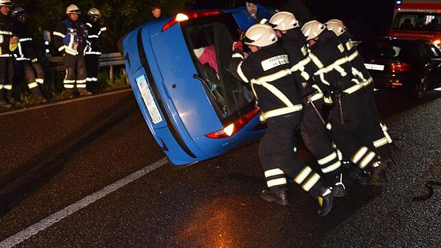 Bild : Zwei Unfälle auf B317: Einer endet mit Autoüberschlag