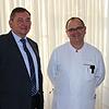 Peter Fischer, Geschäftsführer Gesundheitsverbund Landkreis Konstanz (links) und Chefarzt Christian Saurer erläutern das Angebot des ...