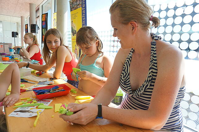 Tina Riedesser (rechts) und Tochter Maria am Bastelstand des Spielehauses.