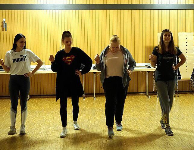 Musik an und „Garde Markdorf läuft“: Auf dieses Stichwort beginnen die Gardetänzerinnen Nathalie Schreiber, Mailin Filbig, ...