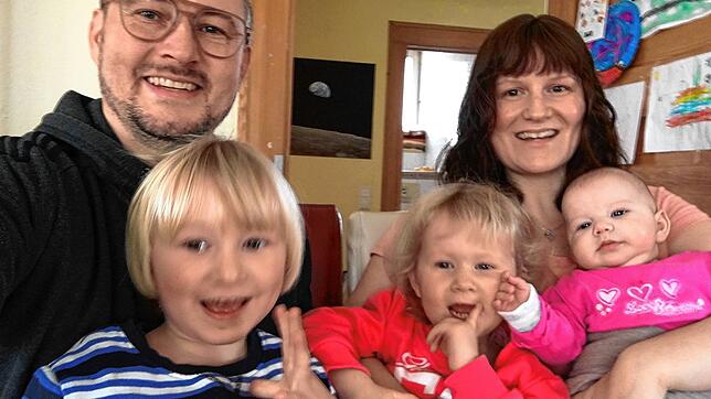 Familie Merz hat im November noch Zuwachs bekommen: Mit der kleinen Ria sind Vater Christian, Mutter Jenny, Raik und Liel jetzt zu ...