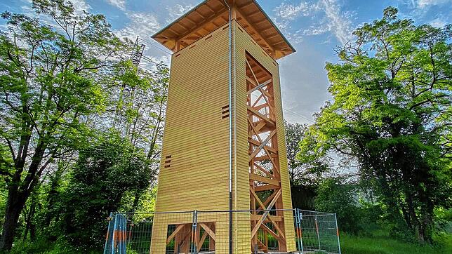 Übersichtlich: Der Holzturm an der Wehramündung ermöglicht neue Perspektiven. Die Holzverkleidung soll die Vogelwelt vor Störungen schützen.