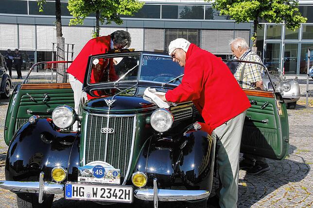 Auch das letzte Staubkörnchen muss weichen: Betagte Veteranen waren in Singen am Start.