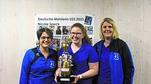 Bei der Siegesfeier (von links): Daniela Eiche. Vorsitzende des KSC, Deutsche Meisterin Nicole Speck, Sportwartin Sike Schuler