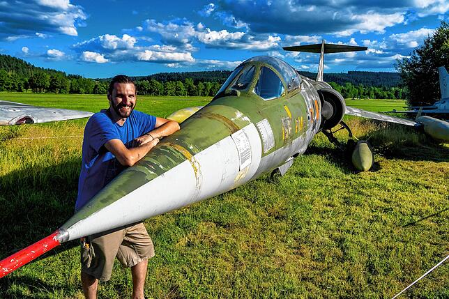 Florian Licciardello bei seinem Lieblingsflugzeug dem Starfighter.