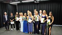 In den Zeugnismappen lagen bei den Besten auch Lob und Preis für gute Leistungen. Links Schulleiter Hans Peter Brugger. Foto: Rolf Reißmann