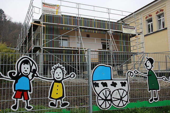 Noch ist das Gerüst dran, doch der Kindergarten-Anbau in Bodman ist fast fertig.
