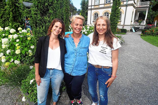 Die Macher (von links): Mareike Binder (Musicalschule Bodensee/Moderation), Scarlett Mattka (Musical-Pop-Dance-Academy) und Elisabeth ...