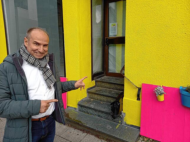 Der Markdorfer FDP-Chef Rolf Haas im November 2023 vor dem Haus Hauptstraße 22. Die FDP hatte das Haus zuletzt für ihre Wahlwerbung ...