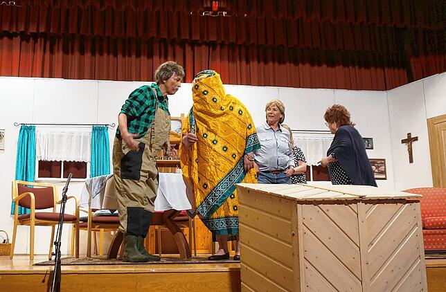 Bild 2: Die Premiere von „Der ledige Bauplatz“ – Ein vergnüglicher Theaterabend in Tiengen