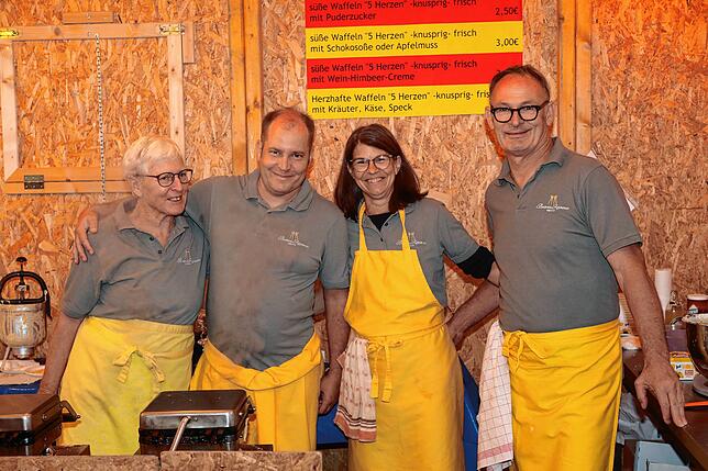 Bild 2: Ein Prosit der Gemütlichkeit! Fotos vom zweiten Abend beim Reichenauer Weinfest 2025