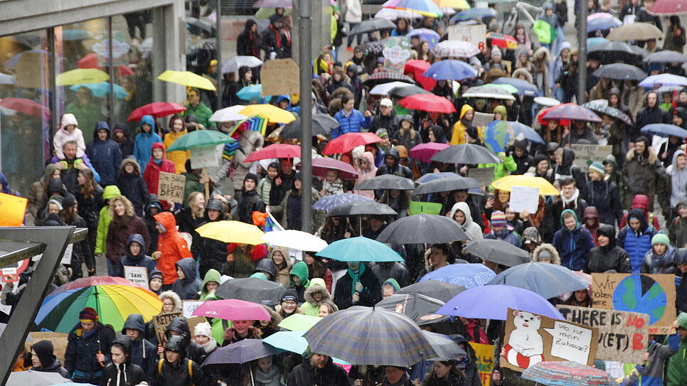 Über 400 Schüler ziehen am Freitag im Rahmen der Umweltprotestaktion Fridays for future durch die Villinger Innenstadt.