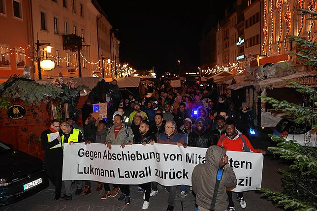 Über die Marktstätte und die Kanzleistraße begab sich der Demonstrationszug vor das Rathaus.