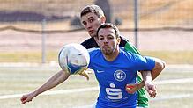 Der Furtwanger Simon Tritschler (hinten) im Duell mit Dietmar Roth vom Hegauer FV. Beim FC Furtwangen wurden nach der Heimniederlage ...