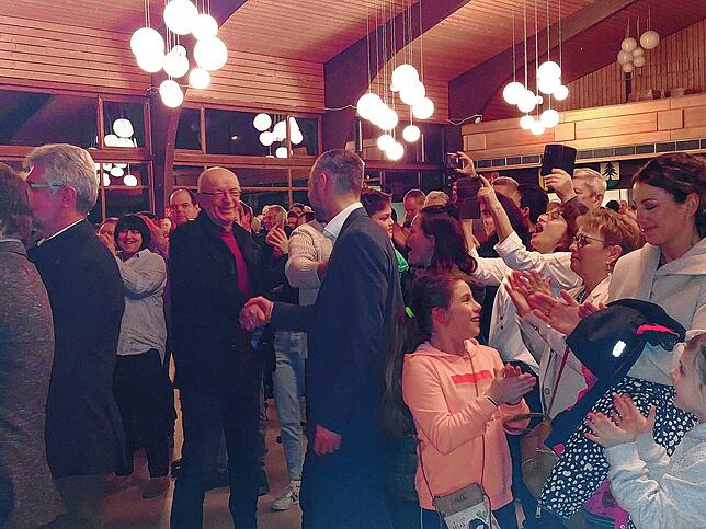 Bild 16: So feiert Mike Biehler seinen Wahlsieg in Görwihl
