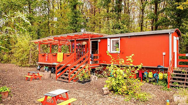 So präsentiert die Zimmerei Stark aus Auhausen auf ihrer Homepage ihre Waldkindergartenwagen. Wie das Gottmadinger Modell im Katzental ...