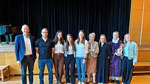 Verabschiedungen im Lehrerkollegium (von links): Schulleiter Zoran Josipovic, Maximilian Lang, Lisa Ivenz, Gina Mongold, Caroline ...
