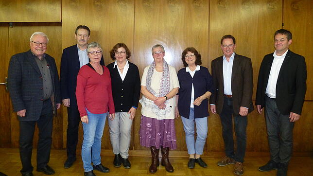 Das bisherige und neue Vorstandsteam des Freundeskreises Blois-Waldshut-Tiengen-Lewes mit Bürgermeister Joachim Baumert (rechts): Von ...