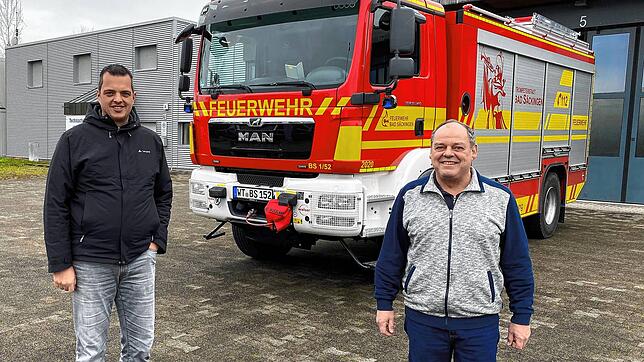 Gesamtkommandant Tobias Förster (links) und Bernhard Baumgartner, Vorsitzender des Fördervereins für die Feuerwehr Bad Säckingen, ...
