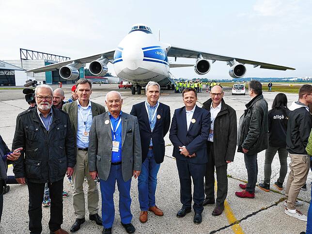 Auch Norbert Zeller (ganz links) und Landrat Lothar Wölfle begrüßten die „Landshut“ 2017 in ihrer neuen Heimat.
