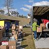 Die vielen freiwilligen Helfern packten zusammen mit an. Insgesamt kamen mehrere Lkw-Ladungen an Hilfsgüter für die Ukraine zusammen.