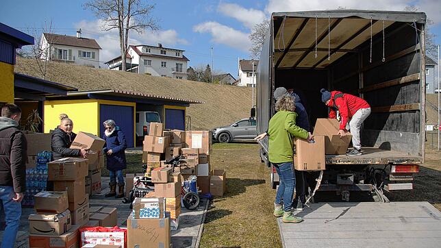 Die vielen freiwilligen Helfern packten zusammen mit an. Insgesamt kamen mehrere Lkw-Ladungen an Hilfsgüter für die Ukraine zusammen.