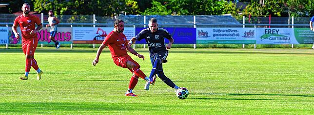 Bild 18: SV Jestetten müht sich zu einem 2:0 gegen Aufsteiger SV Blau-Weiß Murg &ndash; und wir haben Bilder!