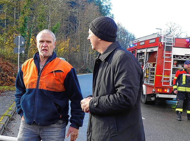 Anton Karl (links), Vater der Hausherrin, mit Beurons Bürgermeister Raphael Osmakowski-Miller.