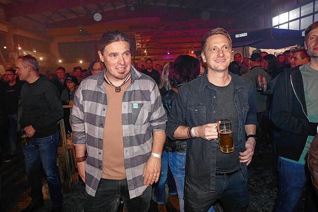 Bild 13: Back to the Future Dust & Bones bieten in der Halle von Holzbau Mäder ein Rockspektakel