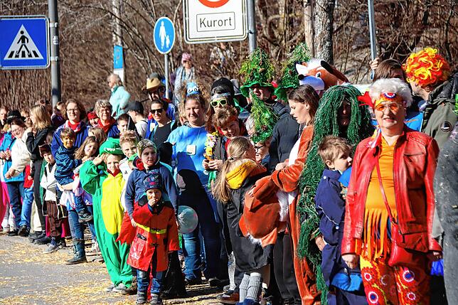 Dicht stehen an vielen Teilen der Umzugsstrecke die Zuschauer am Fasnet-Mentig in Unterkirnach.