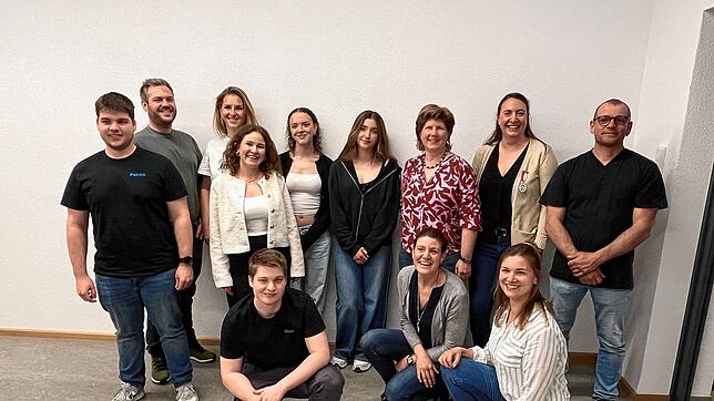 Neumitglieder, Vorstand und Geehrte (hinten, von links): Patrick Faller, Jim Kuner, Ramona Bercher, Jule Schnäbele, Maya Ebi, Leonie ...