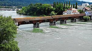 Die historische Holzbrücke verbindet über den Rhein hinweg Bad Säckingen mit Stein in der Schweiz. Kinder können zeigen, wie sie das ...