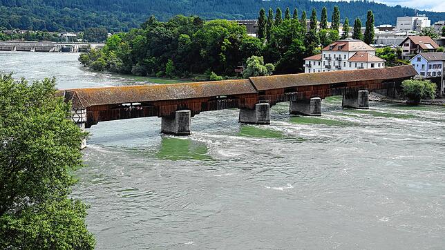 Die historische Holzbrücke verbindet über den Rhein hinweg Bad Säckingen mit Stein in der Schweiz. Kinder können zeigen, wie sie das ...