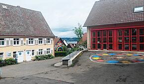 Links ist der Platz knapp, rechts herrscht bald Leerstand: Kann die Schule in Dingelsdorf (links) nicht einfach Räume im Feuerwehrhaus ...