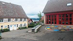 Links ist der Platz knapp, rechts herrscht bald Leerstand: Kann die Schule in Dingelsdorf (links) nicht einfach Räume im Feuerwehrhaus ...