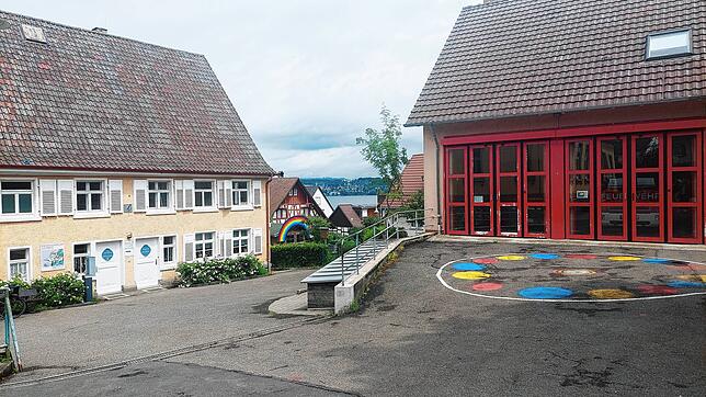 Links ist der Platz knapp, rechts herrscht bald Leerstand: Kann die Schule in Dingelsdorf (links) nicht einfach Räume im Feuerwehrhaus ...