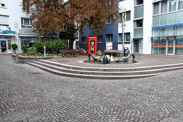 Mit Sitzbänken, einem Brunnen und schöner Begrünung lädt der Spitalplatz in Bad Säckingen zu einem gemütlichen Aufenthalt ein.