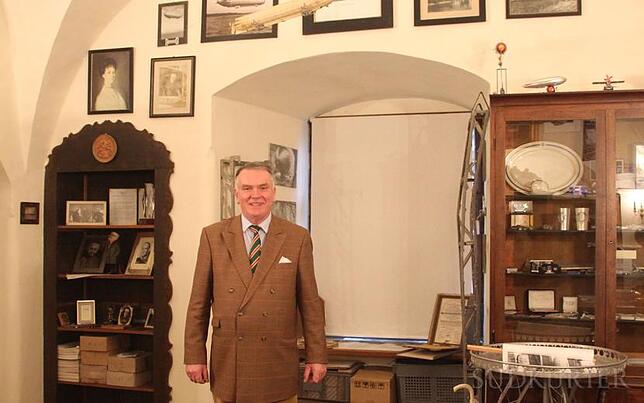 In der "Zeppelin-Stube" ist der Familienbesitz ausgestellt, den sich der Hausherr auch selbst immer wieder gern anschaut, zuweilen aber ...