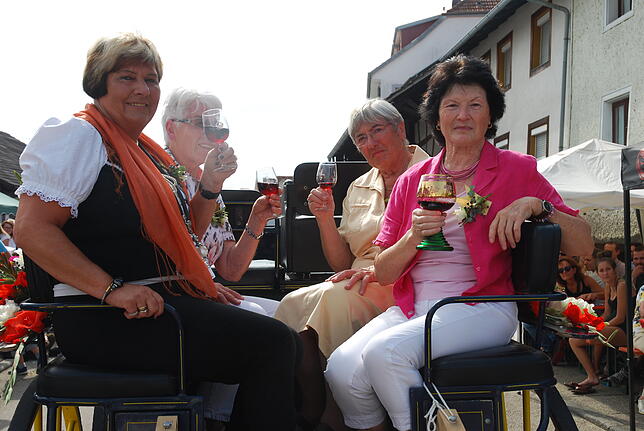 Vier Erzinger Weinprinzessinnen in der Ehrenkutsche, ihre Amtszeit war in den 60er Jahren.