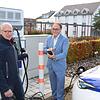 Bürgermeister Edgar Lamm nimmt gemeinsam mit EnBW-Kommunalberater Rico Goede eine Schnellladesäule vor dem Rathaus in Oberuhldingen ...