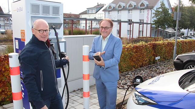 Bürgermeister Edgar Lamm nimmt gemeinsam mit EnBW-Kommunalberater Rico Goede eine Schnellladesäule vor dem Rathaus in Oberuhldingen ...